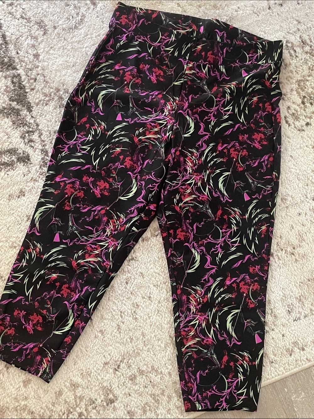 torrid Villains Black Swirl Capri Leggings with Pink & Lime Accents L76